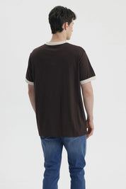 Polera de hombre chocolate con estampado grande de texto Los Angeles en el pecho estilo retro
