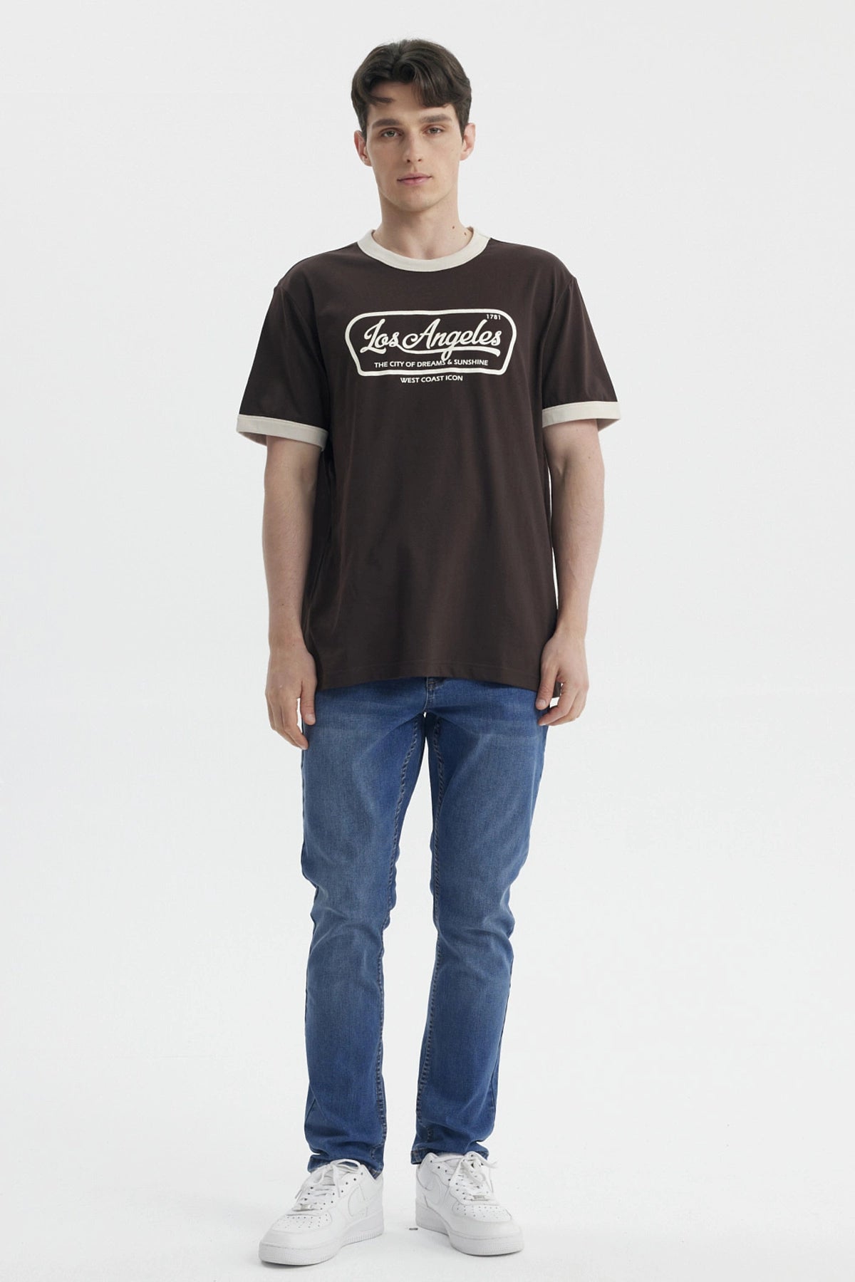 Polera de hombre chocolate con estampado grande de texto Los Angeles en el pecho estilo retro