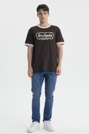 Polera de hombre chocolate con estampado grande de texto Los Angeles en el pecho estilo retro