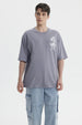Polera hombre marengo con estampado de palmeras blancas en el pecho estilo tropical relajado