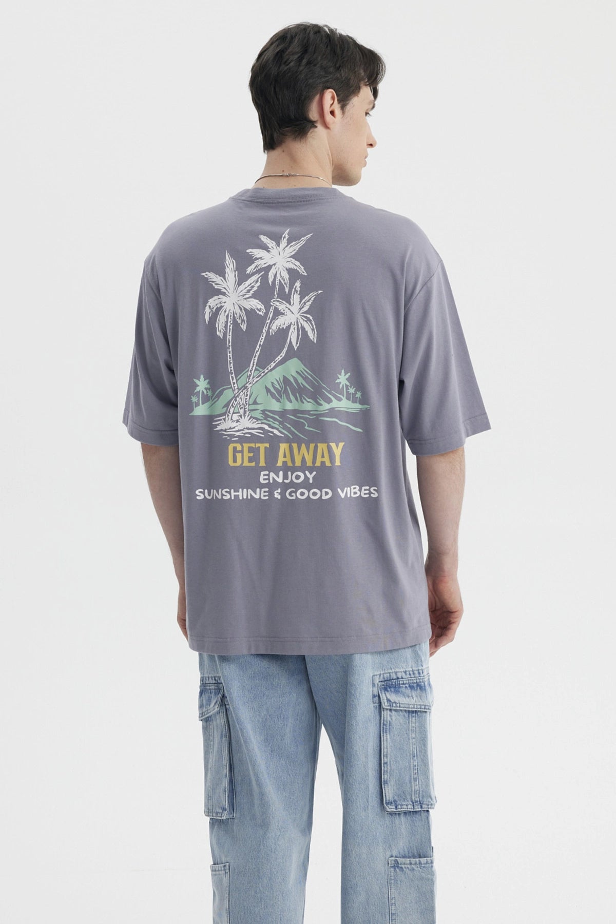 Polera hombre marengo con estampado de palmeras blancas en el pecho estilo tropical relajado