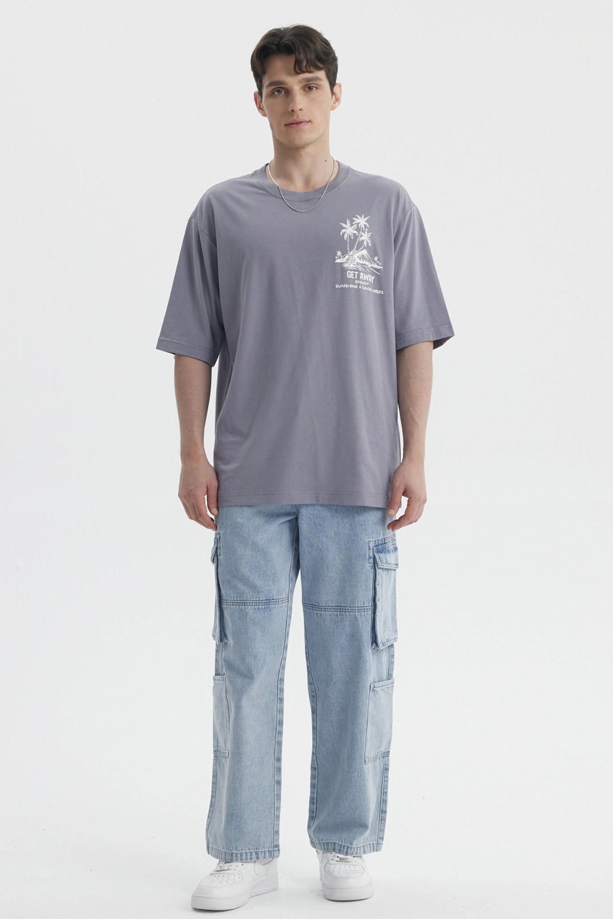 Polera hombre marengo con estampado de palmeras blancas en el pecho estilo tropical relajado