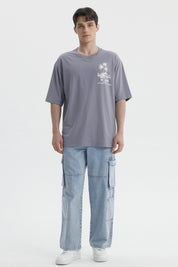 Polera hombre marengo con estampado de palmeras blancas en el pecho estilo tropical relajado