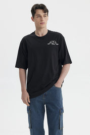 Polera negra de hombre con texto blanco 'Beach Vibes' en el pecho diseño sencillo y relajado sin estampa adicional