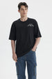 Polera negra de hombre con texto blanco 'Beach Vibes' en el pecho diseño sencillo y relajado sin estampa adicional