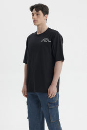 Polera negra de hombre con texto blanco 'Beach Vibes' en el pecho diseño sencillo y relajado sin estampa adicional