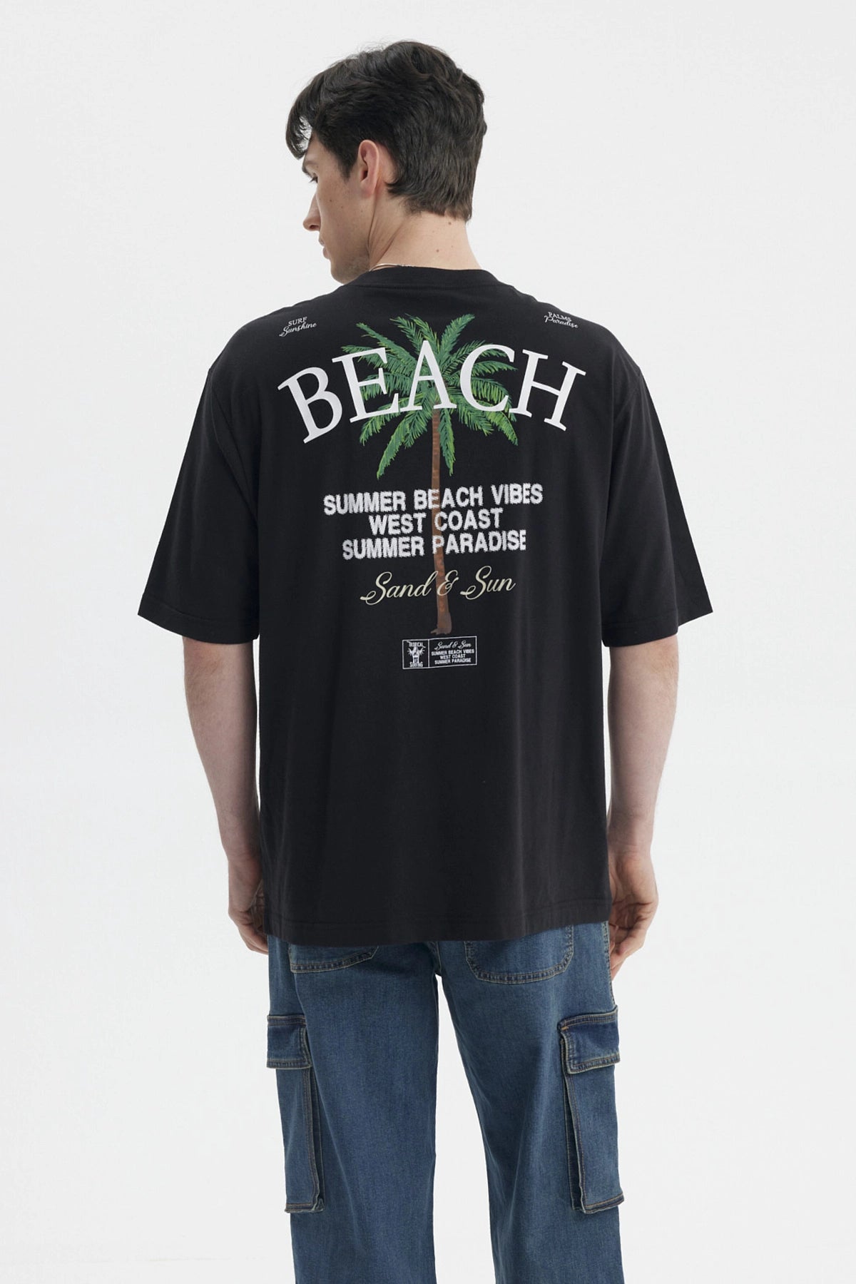 Polera negra de hombre con texto blanco 'Beach Vibes' en el pecho diseño sencillo y relajado sin estampa adicional