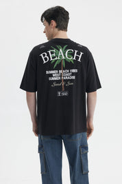 Polera negra de hombre con texto blanco 'Beach Vibes' en el pecho diseño sencillo y relajado sin estampa adicional