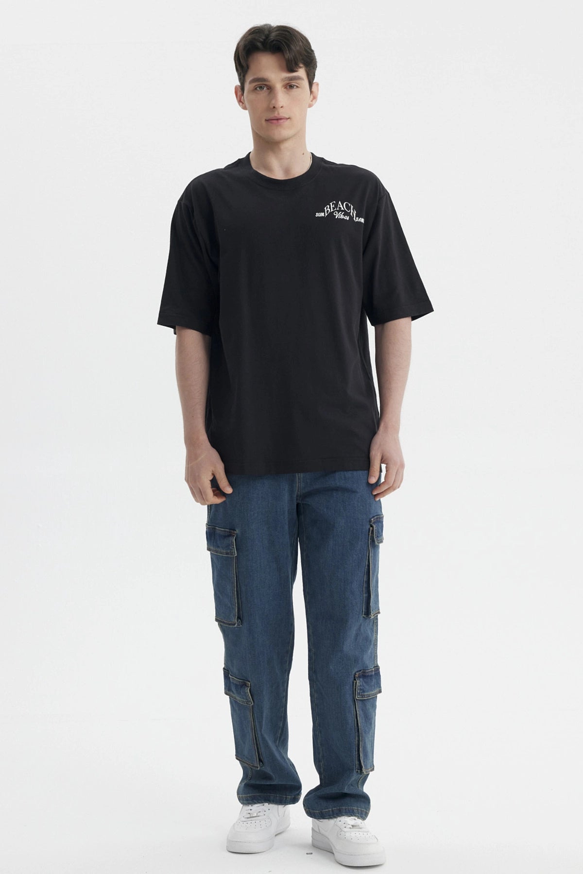 Polera negra de hombre con texto blanco 'Beach Vibes' en el pecho diseño sencillo y relajado sin estampa adicional