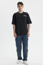 Polera negra de hombre con texto blanco 'Beach Vibes' en el pecho diseño sencillo y relajado sin estampa adicional