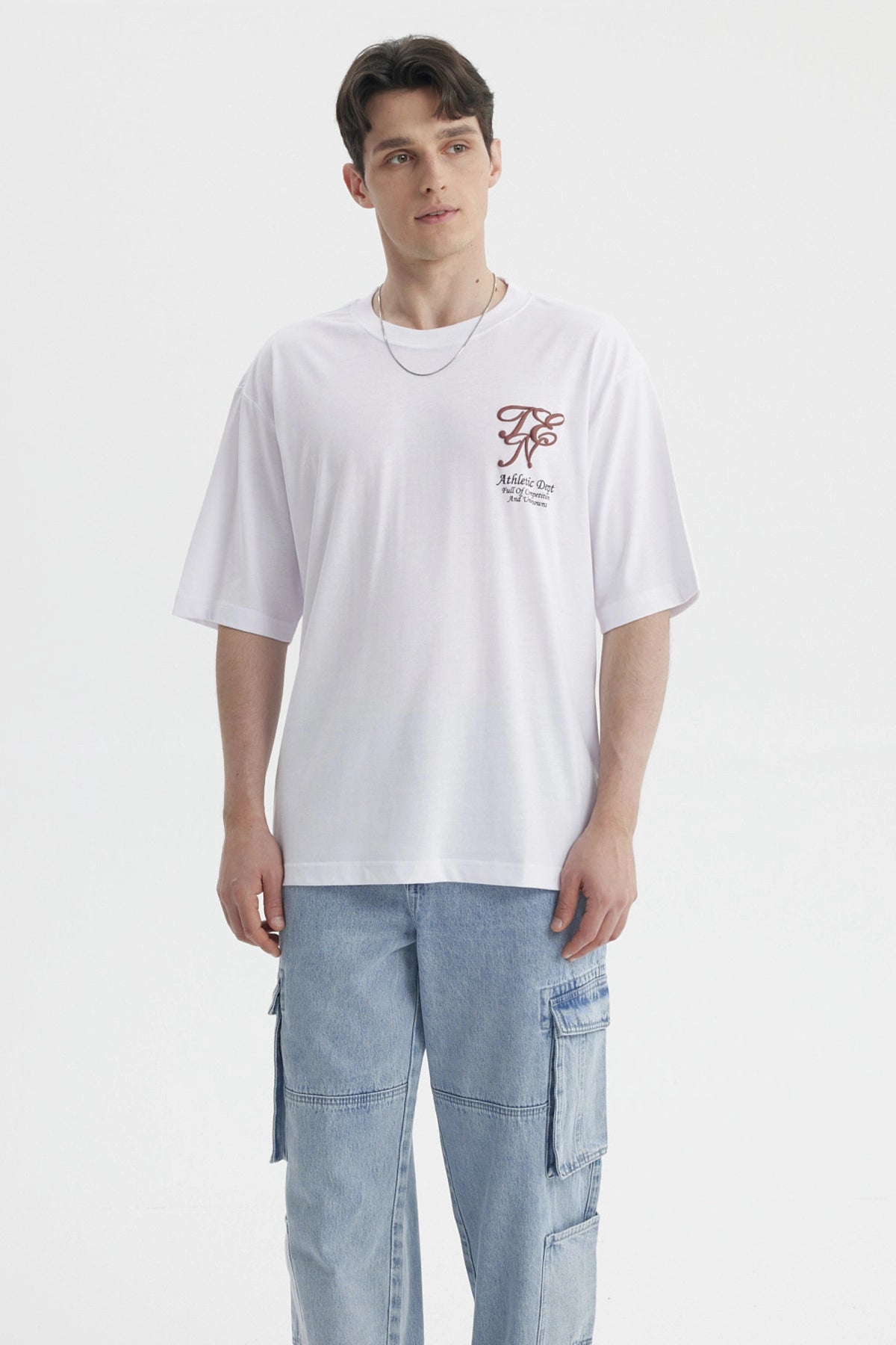 Polera blanca para hombre con estampa en el pecho estilo urbano Athletic Dept con letras grandes en marrón