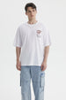 Polera blanca para hombre con estampa en el pecho estilo urbano Athletic Dept con letras grandes en marrón