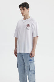 Polera blanca para hombre con estampa en el pecho estilo urbano Athletic Dept con letras grandes en marrón