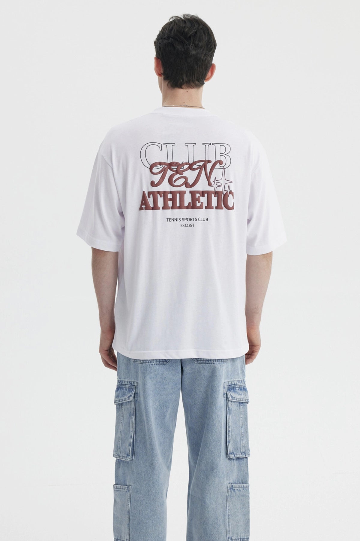 Polera blanca para hombre con estampa en el pecho estilo urbano Athletic Dept con letras grandes en marrón