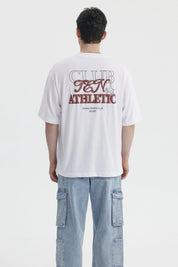 Polera blanca para hombre con estampa en el pecho estilo urbano Athletic Dept con letras grandes en marrón
