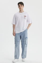 Polera blanca para hombre con estampa en el pecho estilo urbano Athletic Dept con letras grandes en marrón
