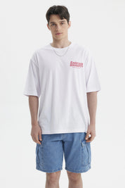 Polera blanca para hombre con texto rosado Embrace Serendipity en el pecho estilo casual y relajado sin estampa adicional