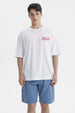 Polera blanca para hombre con texto rosado Embrace Serendipity en el pecho estilo casual y relajado sin estampa adicional