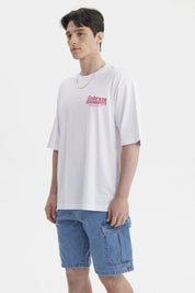 Polera blanca para hombre con texto rosado Embrace Serendipity en el pecho estilo casual y relajado sin estampa adicional