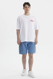 Polera blanca para hombre con texto rosado Embrace Serendipity en el pecho estilo casual y relajado sin estampa adicional