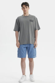 Polera gris para hombre con texto Summer's Flourish en el pecho estilo casual y corte relajado