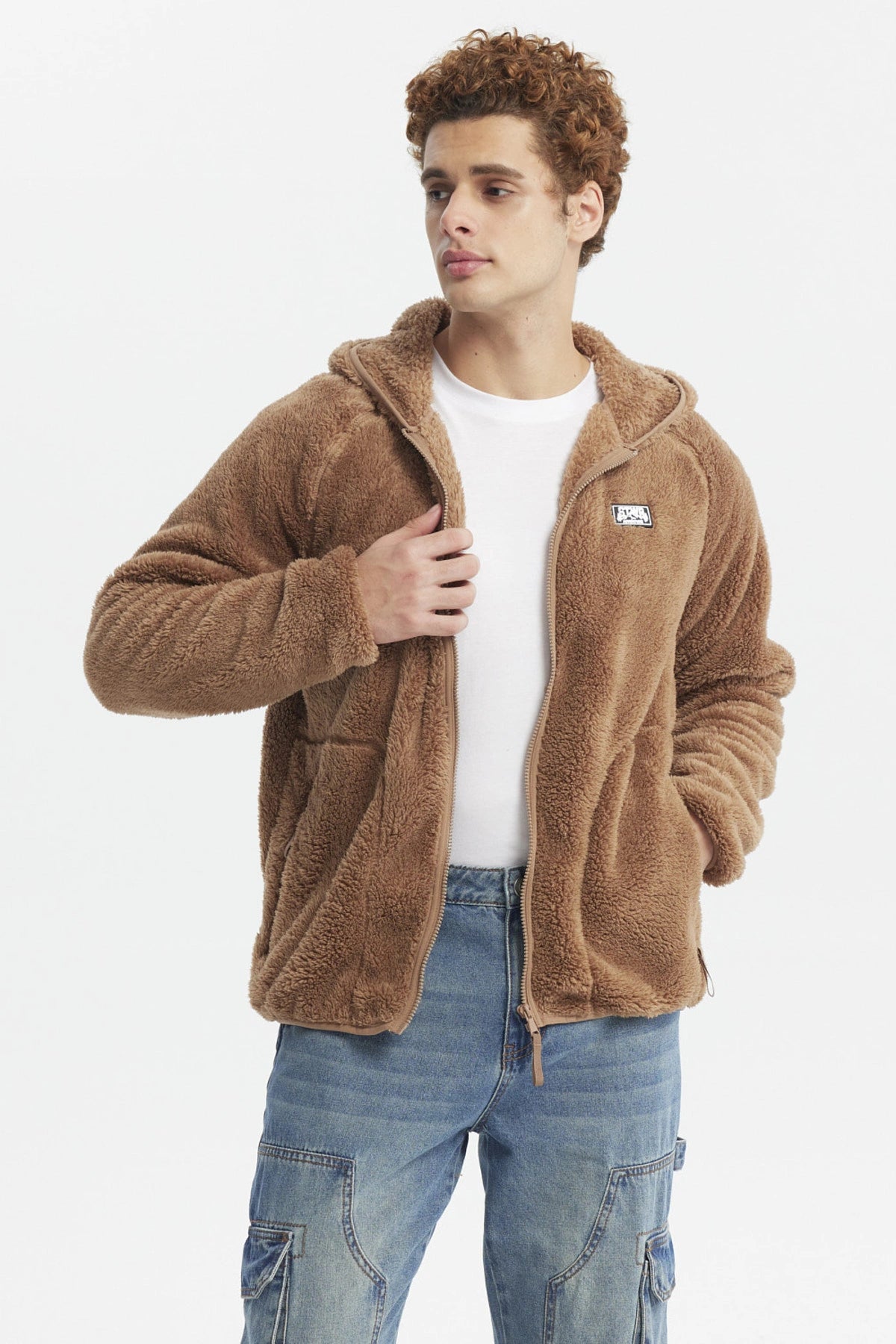 Polar hombre peludo kaki con capucha cierre frontal y parche en el pecho diseño cálido y acogedor para días fríos