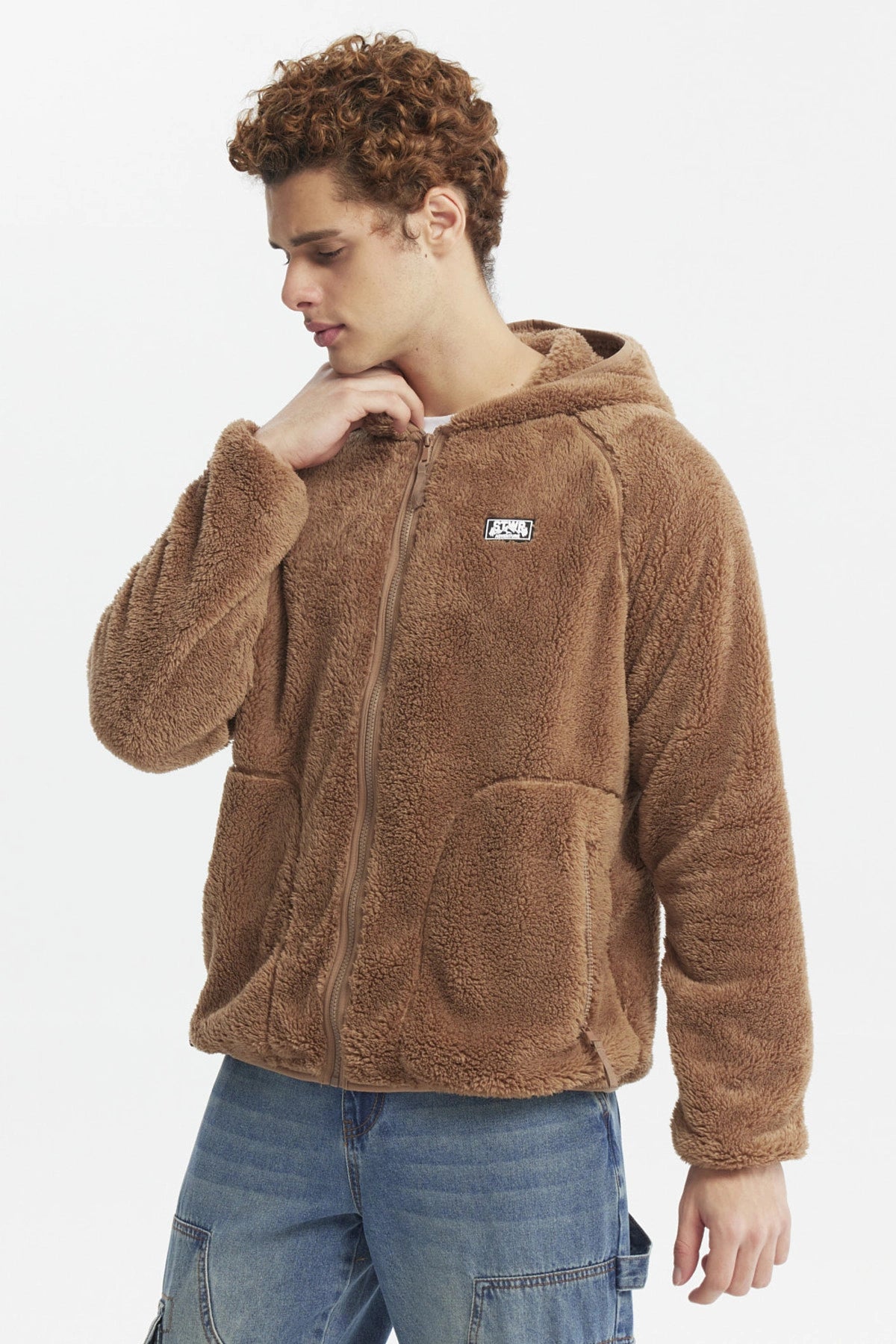 Polar hombre peludo kaki con capucha cierre frontal y parche en el pecho diseño cálido y acogedor para días fríos