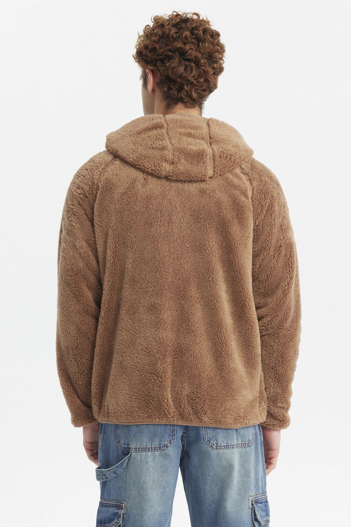 Polar hombre peludo kaki con capucha cierre frontal y parche en el pecho diseño cálido y acogedor para días fríos