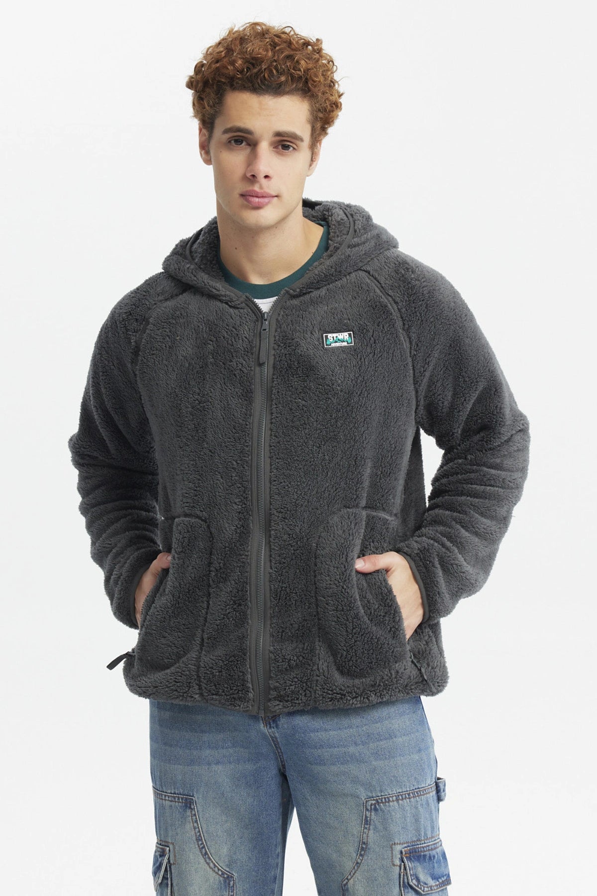 Polar hombre color marengo con capucha cremallera frontal y bolsillos laterales estilo casual sin estampa