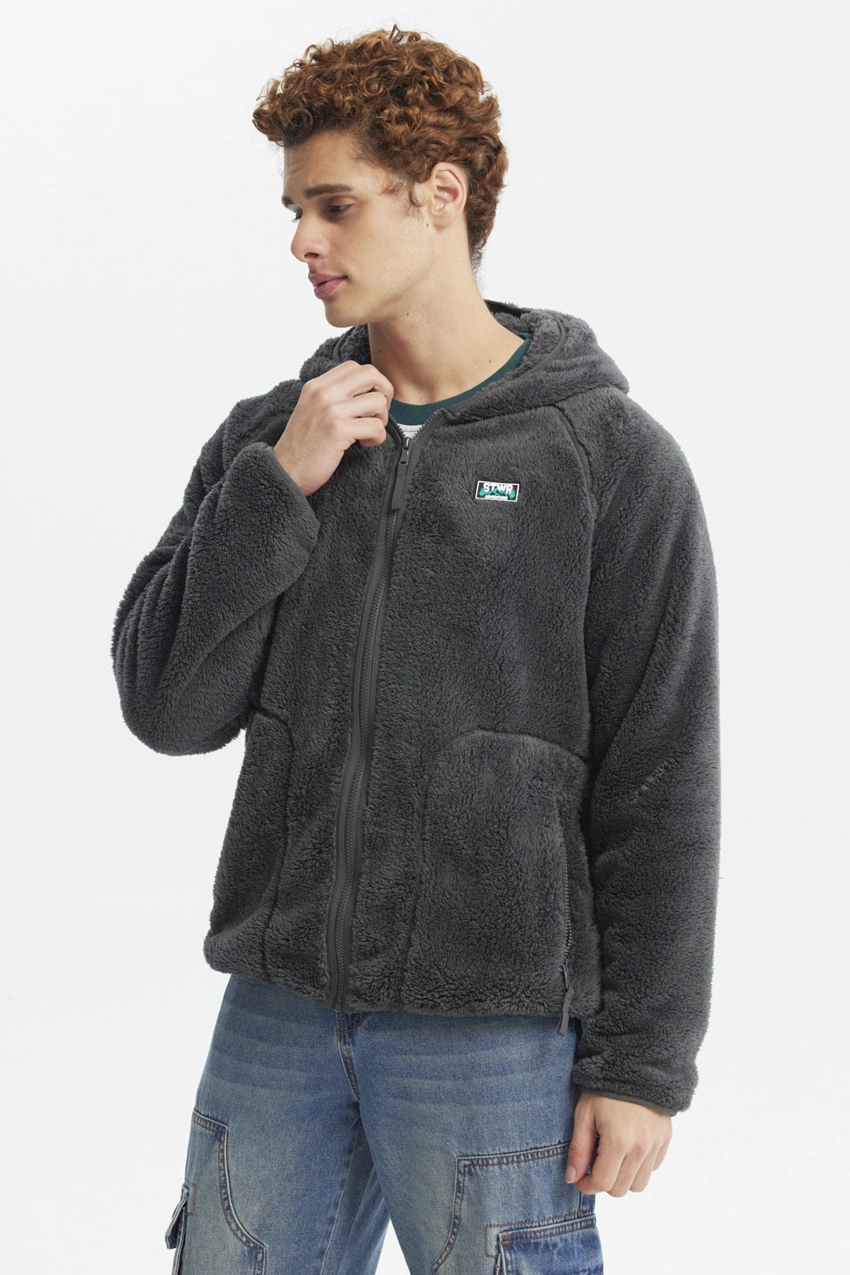 Polar hombre color marengo con capucha cremallera frontal y bolsillos laterales estilo casual sin estampa