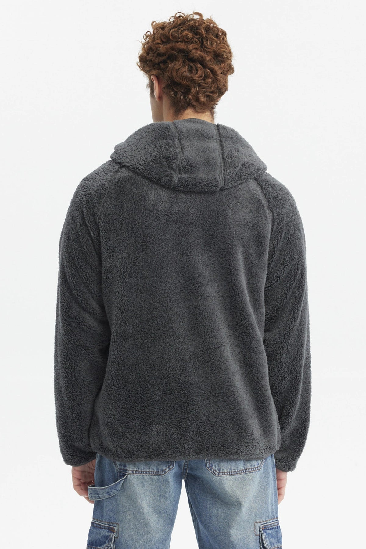 Polar hombre color marengo con capucha cremallera frontal y bolsillos laterales estilo casual sin estampa