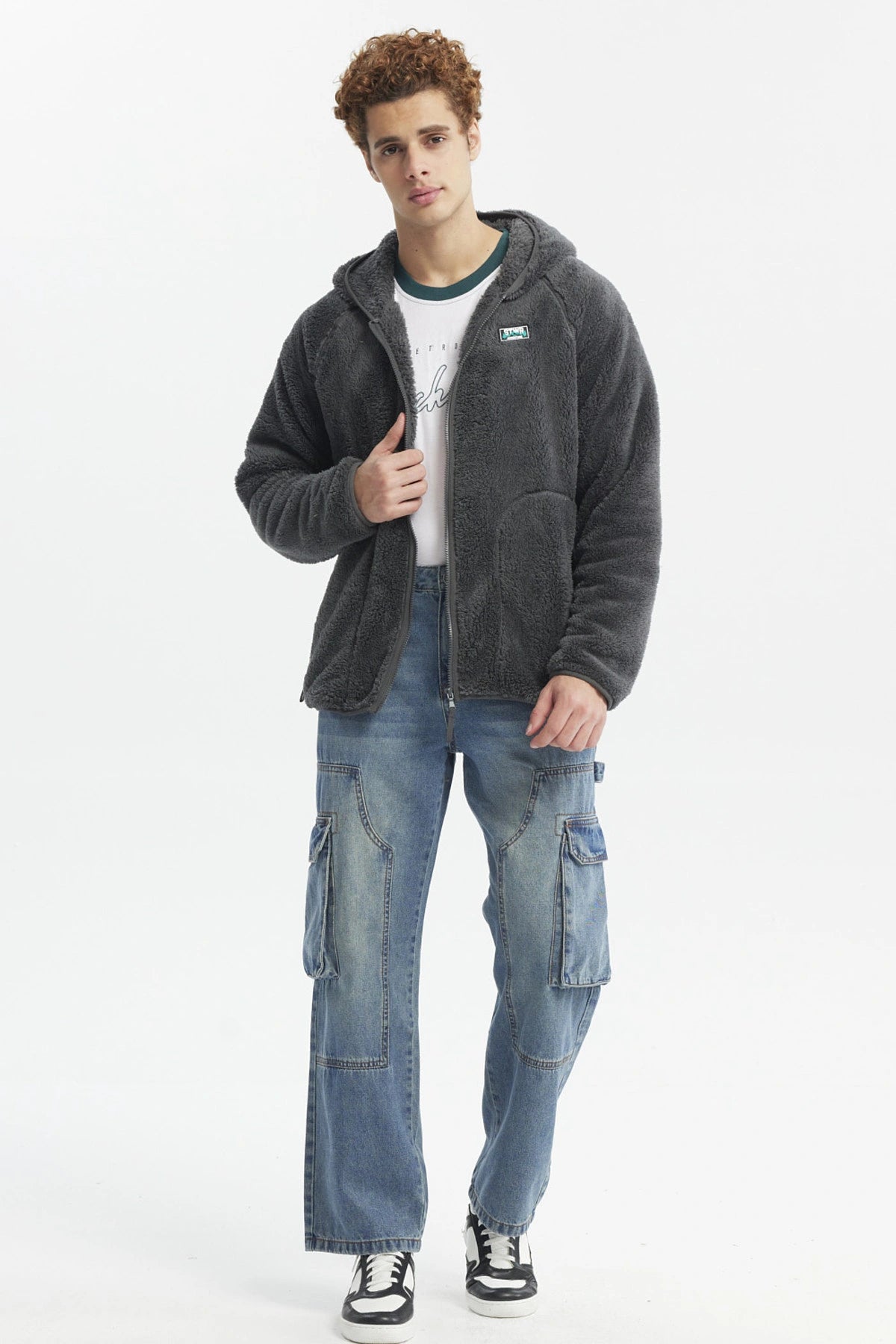 Polar hombre color marengo con capucha cremallera frontal y bolsillos laterales estilo casual sin estampa