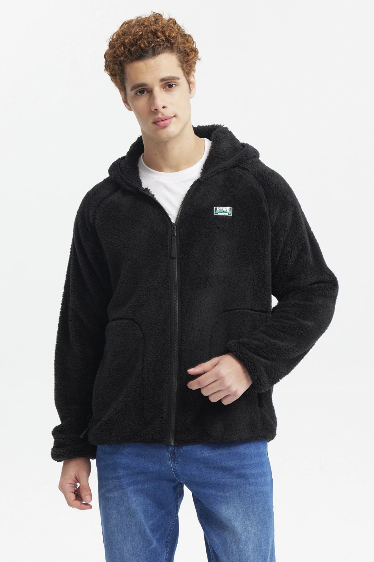 Polar negro de hombre con textura peluda y capucha cierre frontal y logo pequeño en el pecho a la izquierda