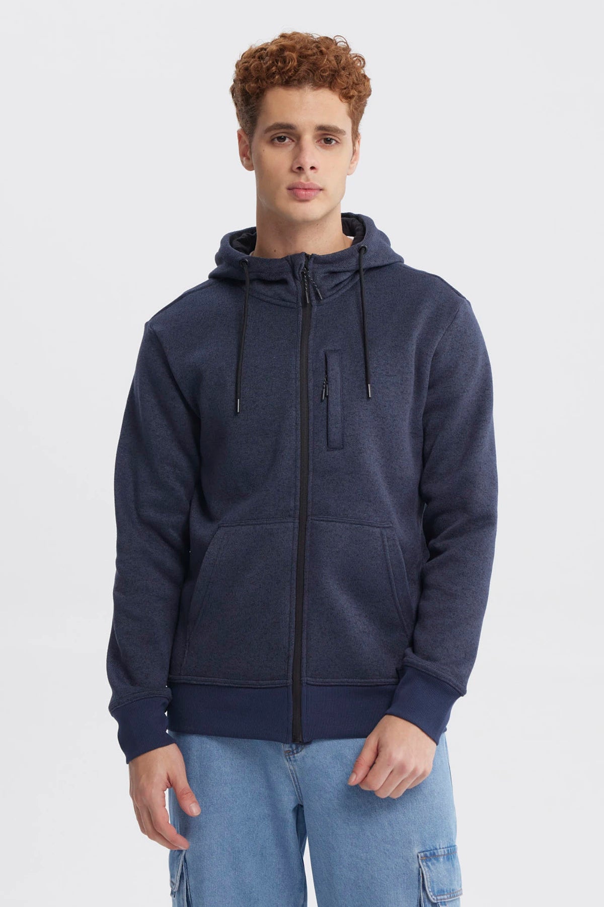 Hoodie de polar azul para hombre con cierre frontal completo y bolsillo en el pecho prenda lisa sin estampa