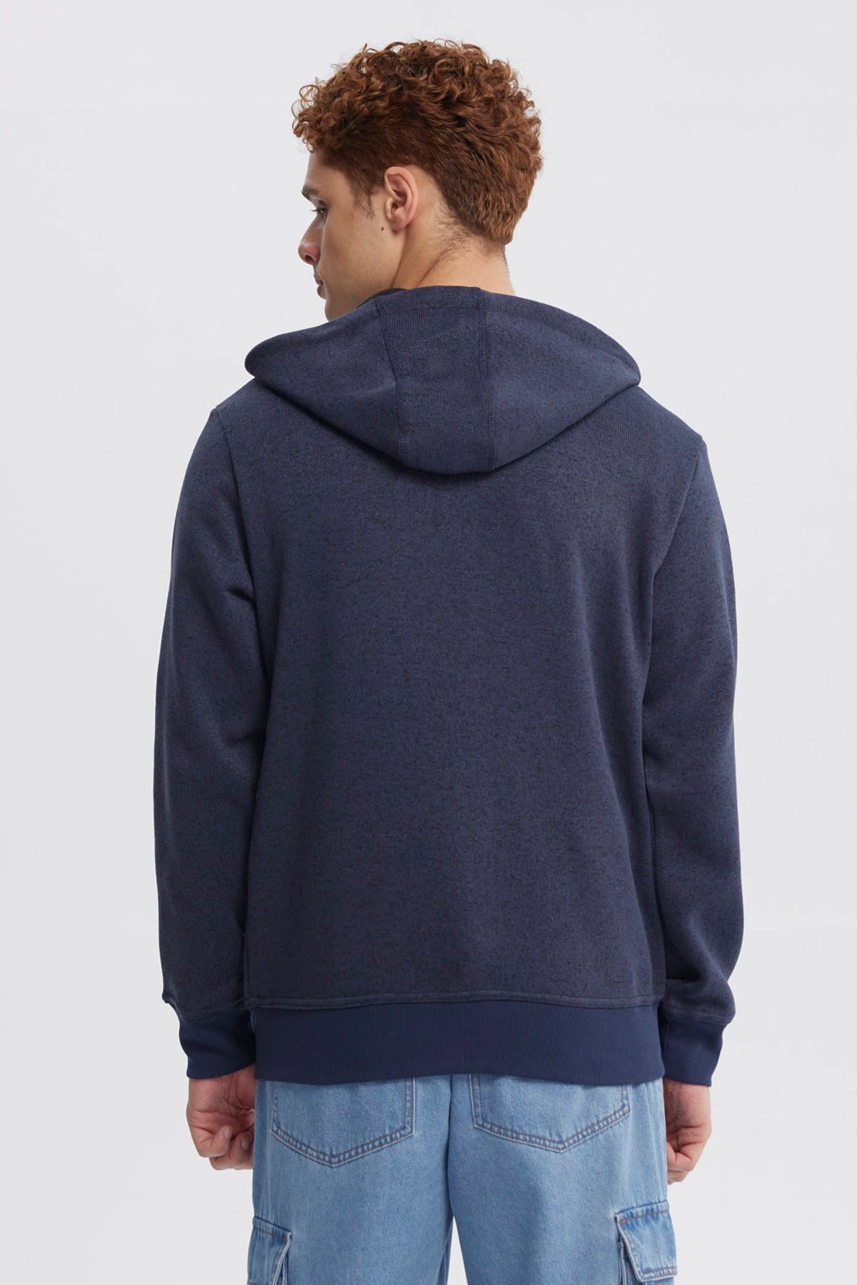Hoodie de polar azul para hombre con cierre frontal completo y bolsillo en el pecho prenda lisa sin estampa