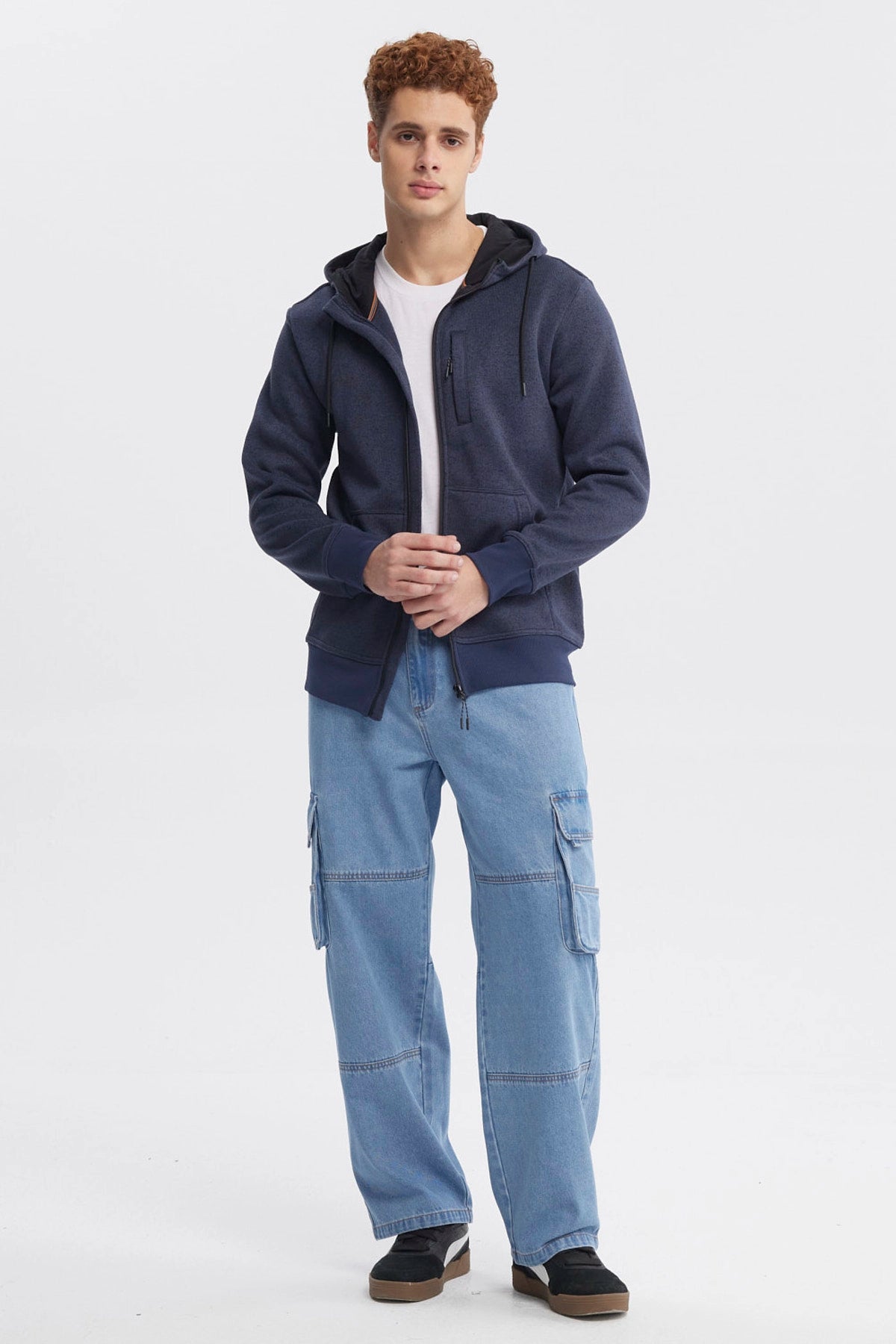 Hoodie de polar azul para hombre con cierre frontal completo y bolsillo en el pecho prenda lisa sin estampa