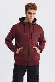 Hoodie burdeo de hombre con capucha y cierre completo frontal prenda lisa con bolsillos delanteros estilo casual moderno