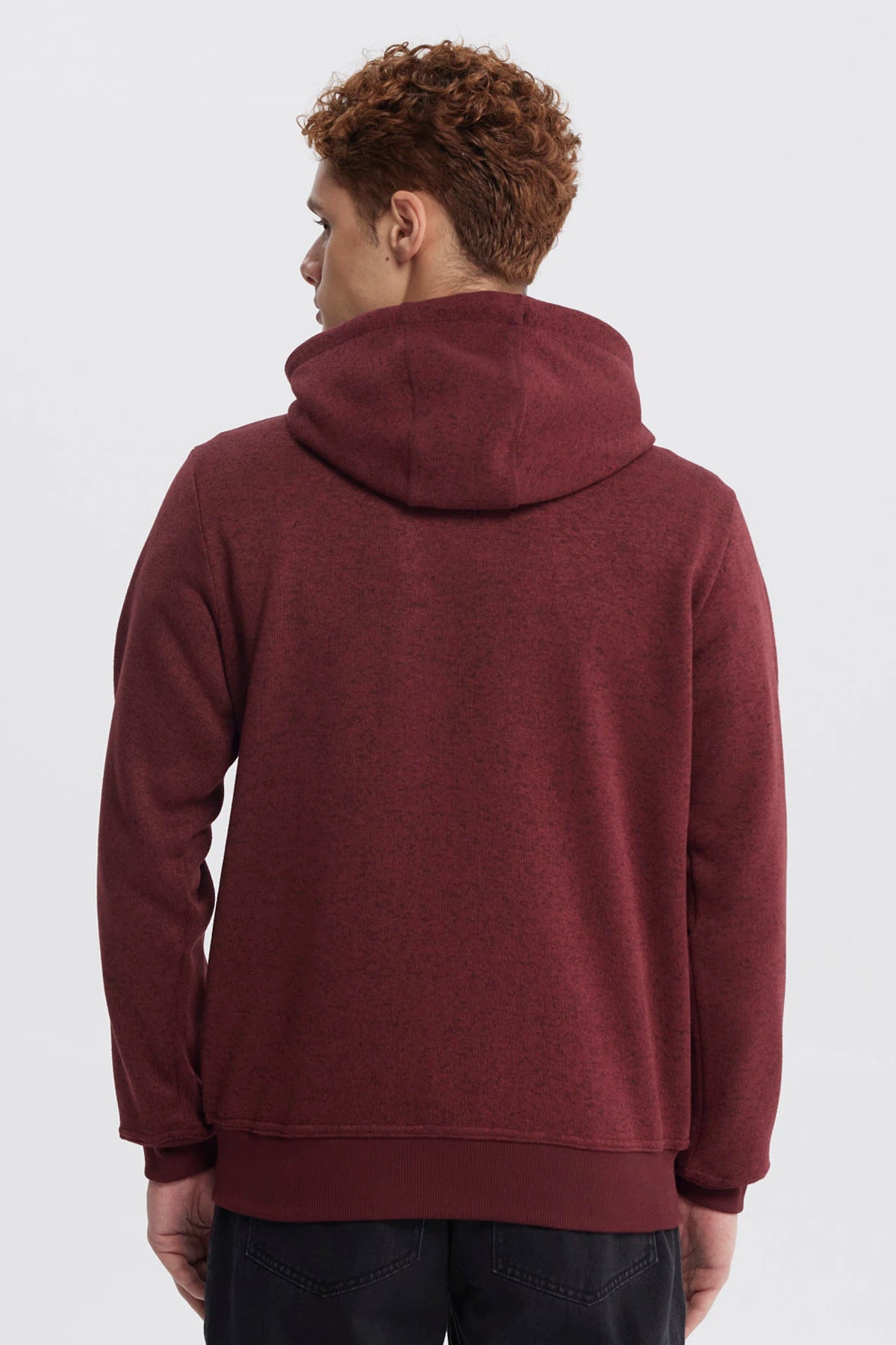 Hoodie burdeo de hombre con capucha y cierre completo frontal prenda lisa con bolsillos delanteros estilo casual moderno