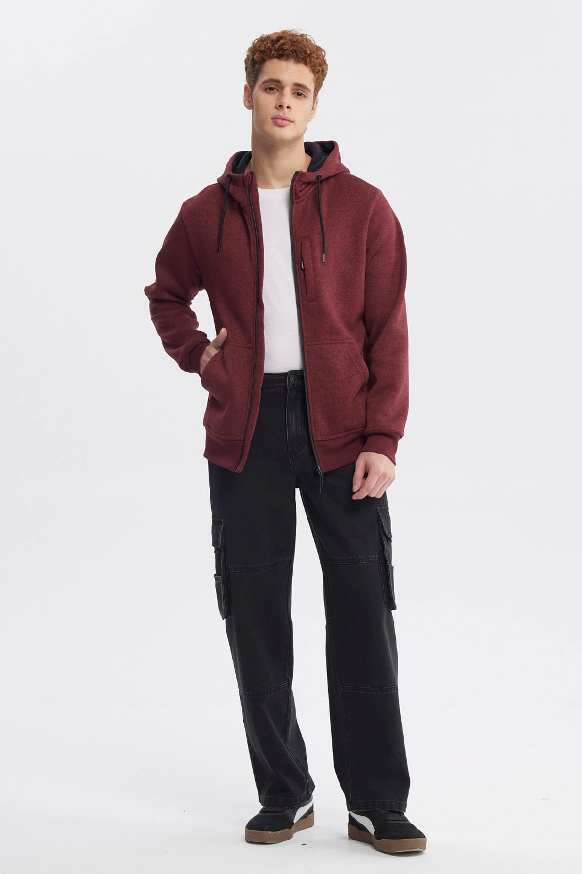 Hoodie burdeo de hombre con capucha y cierre completo frontal prenda lisa con bolsillos delanteros estilo casual moderno