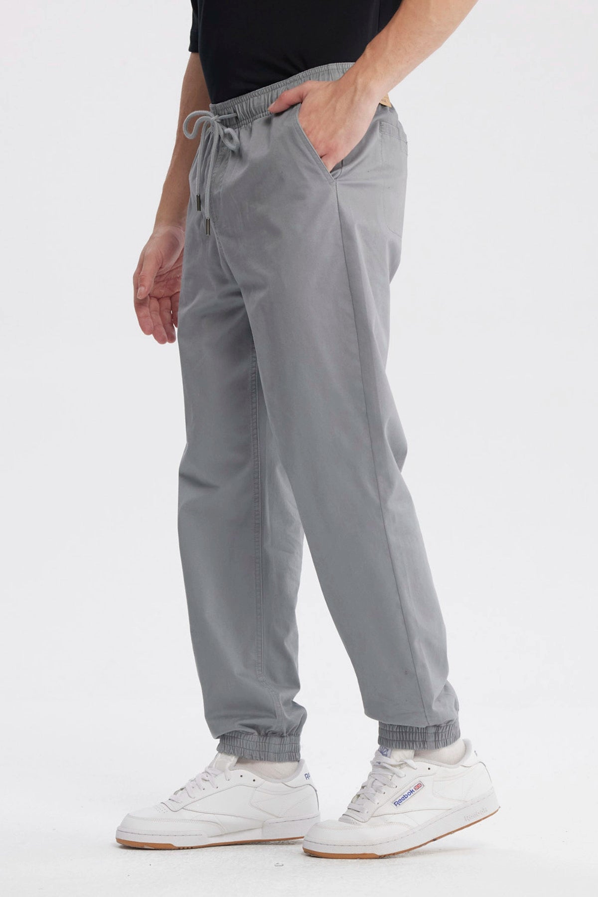 Pantalón jogger gris para hombre con cintura elástica y cordón ajuste sin estampa diseño liso y casual