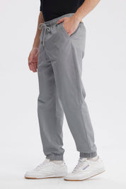 Pantalón jogger gris para hombre con cintura elástica y cordón ajuste sin estampa diseño liso y casual