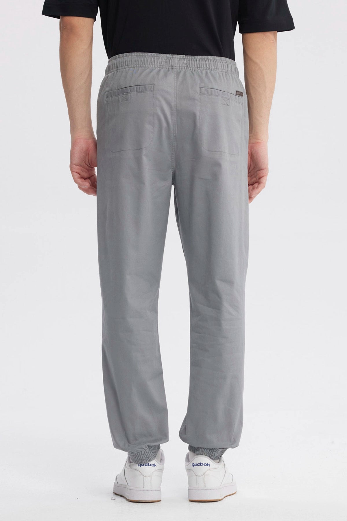 Pantalón jogger gris para hombre con cintura elástica y cordón ajuste sin estampa diseño liso y casual