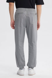 Pantalón jogger gris para hombre con cintura elástica y cordón ajuste sin estampa diseño liso y casual