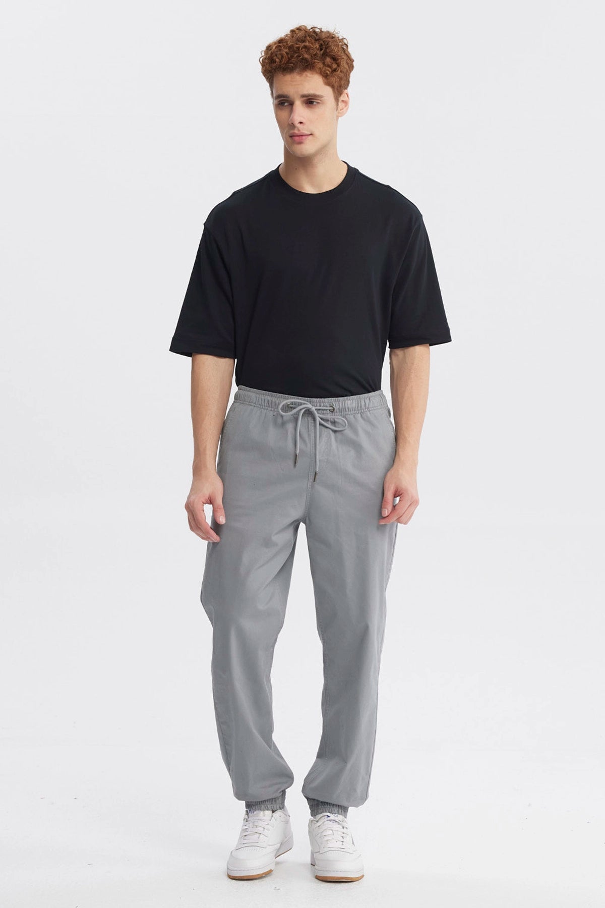 Pantalón jogger gris para hombre con cintura elástica y cordón ajuste sin estampa diseño liso y casual