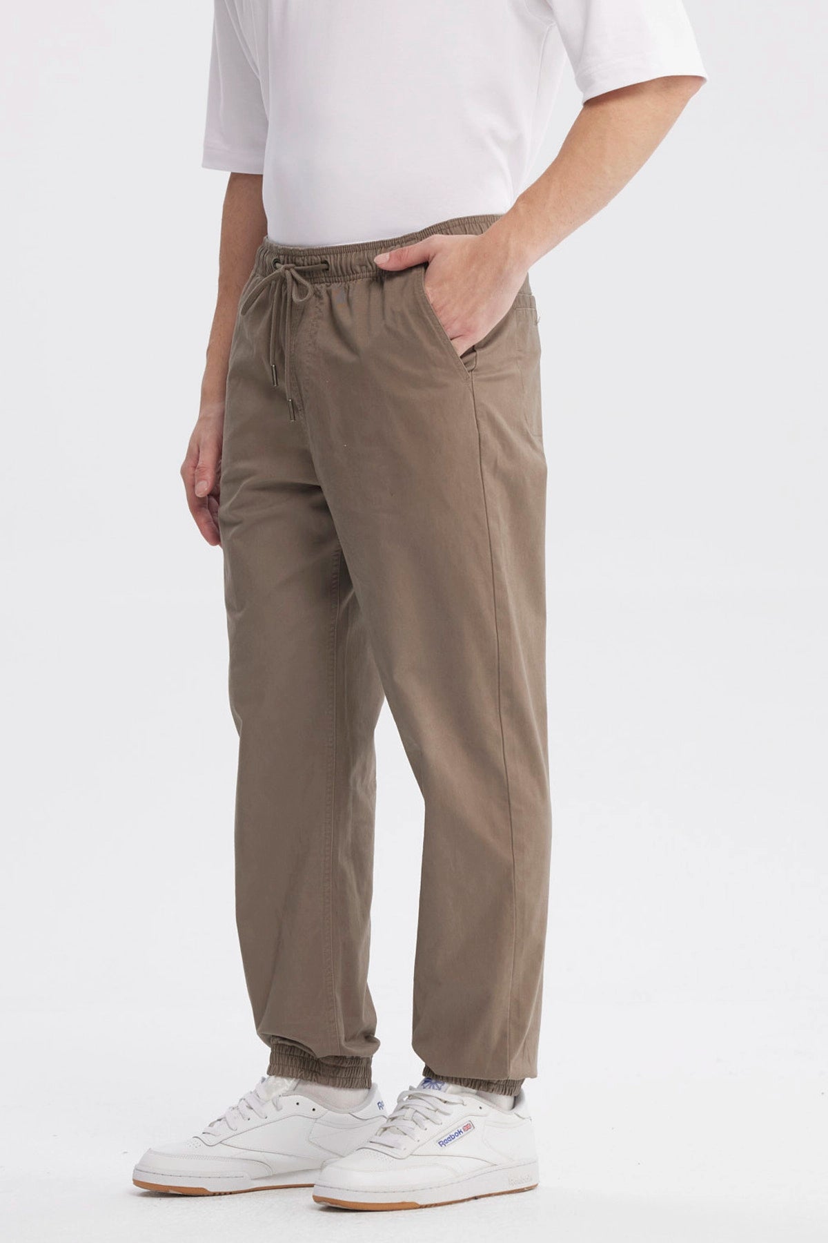 Pantalón jogger hombre kaki con cintura elástica y ajuste de cordón diseño liso ideal para un look casual y relajado