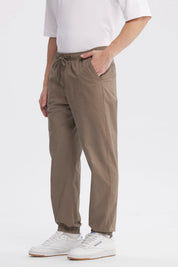 Pantalón jogger hombre kaki con cintura elástica y ajuste de cordón diseño liso ideal para un look casual y relajado