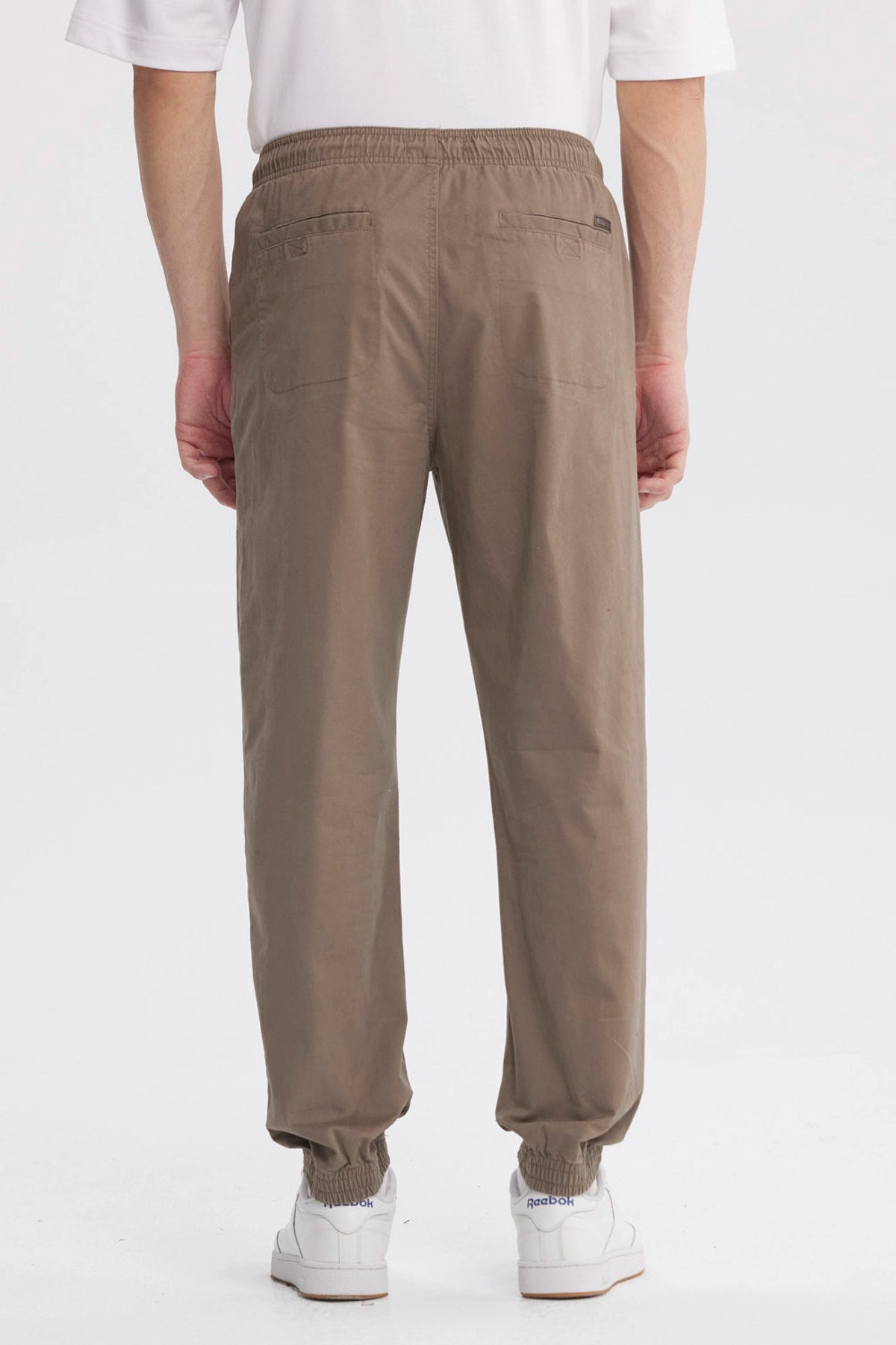 Pantalón jogger hombre kaki con cintura elástica y ajuste de cordón diseño liso ideal para un look casual y relajado