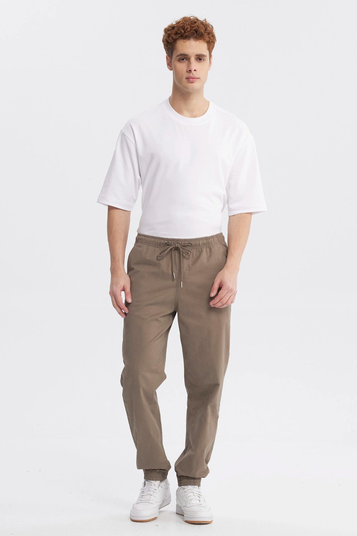 Pantalón jogger hombre kaki con cintura elástica y ajuste de cordón diseño liso ideal para un look casual y relajado