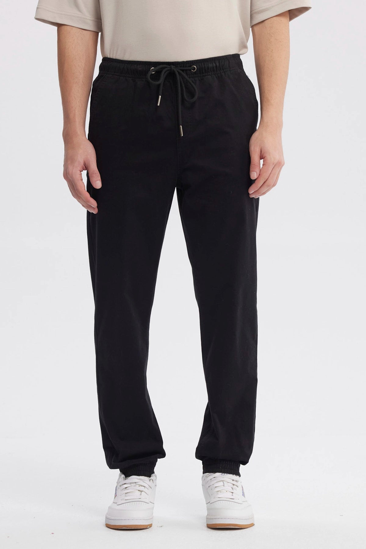 Pantalón jogger negro de hombre con cordón en la cintura diseño liso ajuste relajado y puños elásticos en tobillos