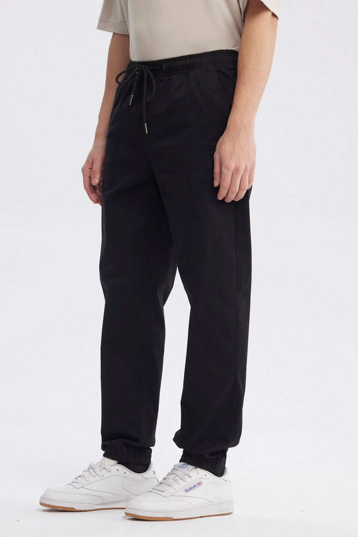 Pantalón jogger negro de hombre con cordón en la cintura diseño liso ajuste relajado y puños elásticos en tobillos